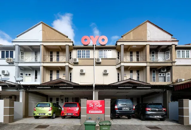OYO 89694 De Lodge Hotel Picture 2