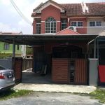 Nadirah, Ikhwan & Hanan House