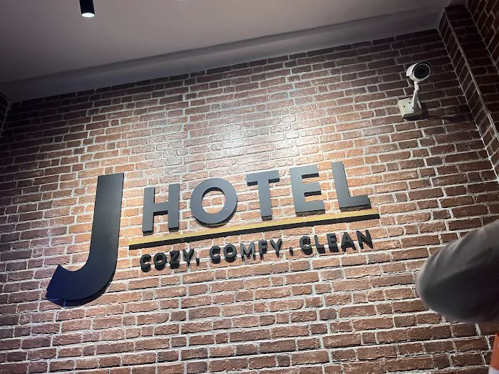 Super OYO 90562 J Hotel PJ Picture 5
