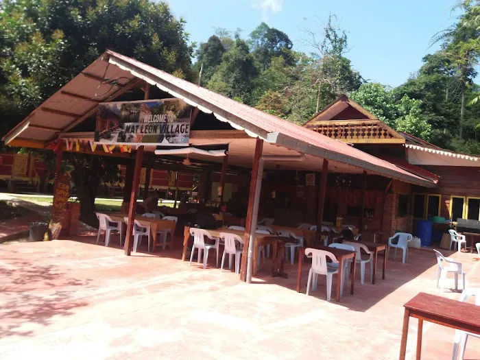 Mat Leon Village Picture 5