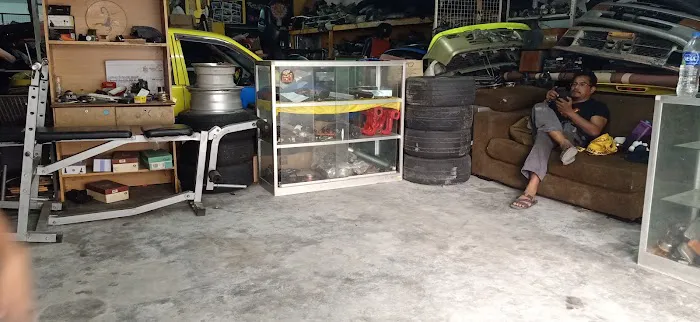 WRH GARAGE Picture 2