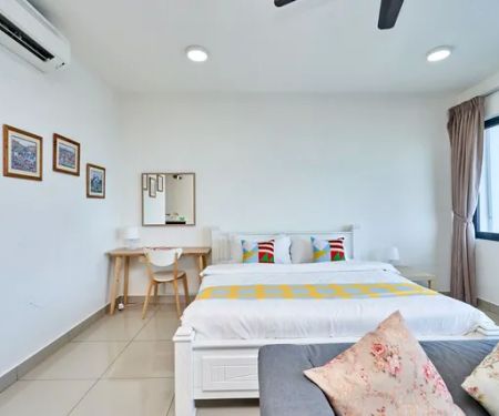 OYO Home 44001 Elegant Studio Setia Alam Trefoil - De Houz