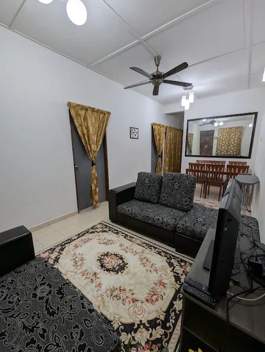 H&H Indah Homestay Picture 10