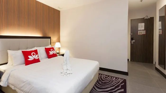 ZEN Rooms Near SOGO Picture 1