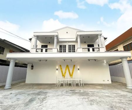 Holistay Town Villa