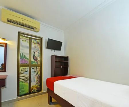 Super OYO 90572 J Hotel Masjid India