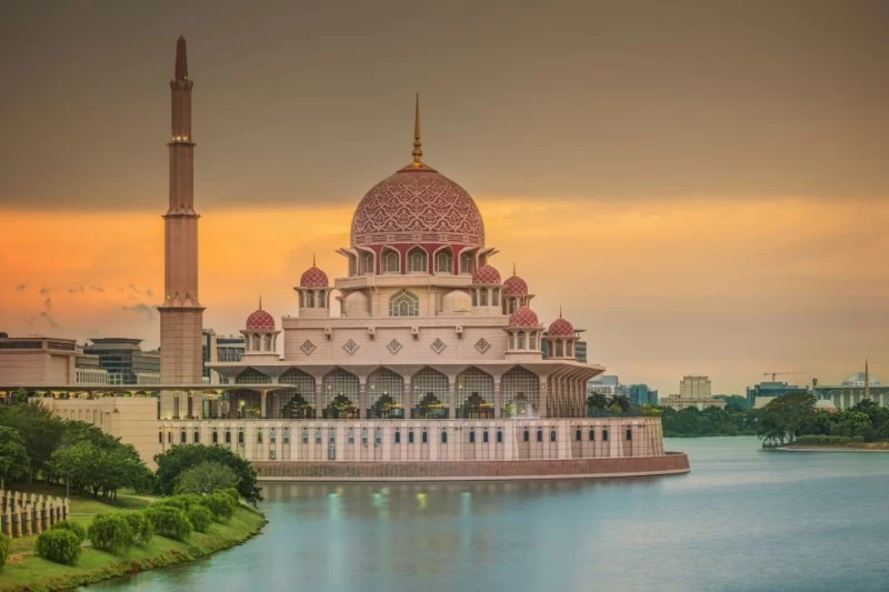 Visiting Malaysia’s Mosques During Off-Peak Season — Quiet, Authentic, Budget-Friendly Travel