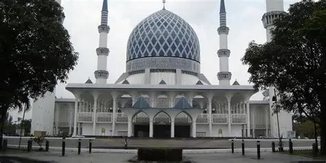 What to Do When Visiting Mosques in Malaysia — Changes Between Dry & Rainy Seasons