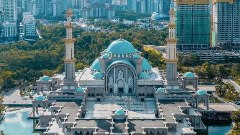 A Spiritual Snap: Capturing Reflections of Mosques on Water in Malaysia — Top Photography Tips