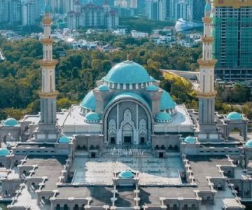 A Spiritual Snap: Capturing Reflections of Mosques on Water in Malaysia — Top Photography Tips