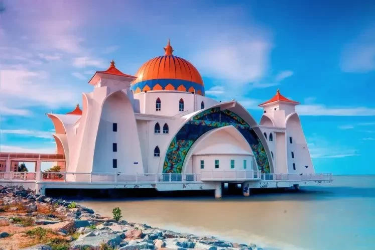 Mosques in Malaysia with Scenic Views of Mountains, Sea, and Lakes You Shouldn't Miss
