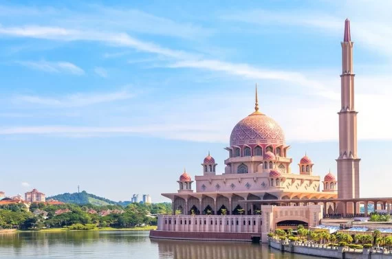 Planning a Halal, Faith-Friendly Honeymoon in Malaysia: Mosque Visits & Romantic Spots