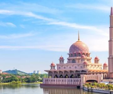 Planning a Halal, Faith-Friendly Honeymoon in Malaysia: Mosque Visits & Romantic Spots