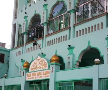 Mosque-Friendly Volunteer Travel: Exploring Malaysia's Mosques While Giving Back to Local Communities
