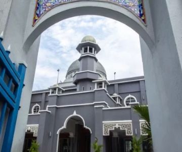 Architecture Tour: Comparing Traditional Malay Mosque Styles to Modern Concrete Mosques