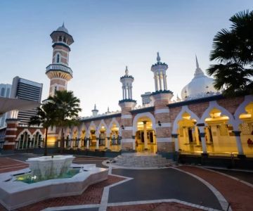 Visiting Mosques and Local Markets on the Same Day — How to Combine Culture, Faith and Shopping in Malaysia
