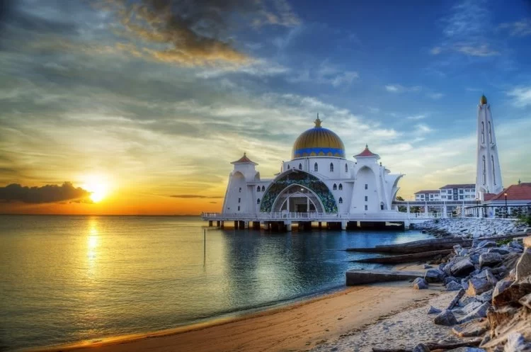 Must-Visit Mosques in Malaysia with Breathtaking Views of Mountains, Sea, and Lakes