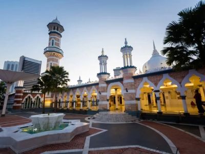 Visiting Mosques with Locals: How Community-Led Tours Offer Cultural Insight