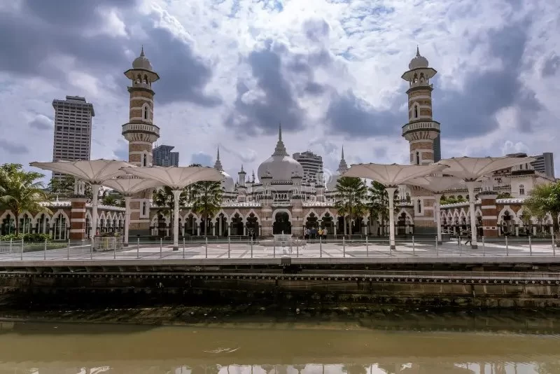 Mosque and Daily Life in Malaysia: Communities Beyond Worship