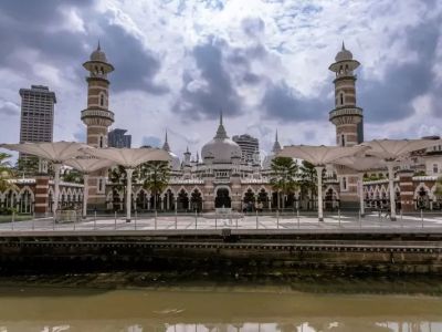Mosque and Daily Life in Malaysia: Communities Beyond Worship