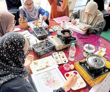 Exploring Mosque Visits and Traditional Malay Cultural Workshops — Food, Crafts & Faith