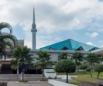 How to Experience Calm and Culture in Malaysia — Mosque Visits, Tea Houses & Halal Food Tours