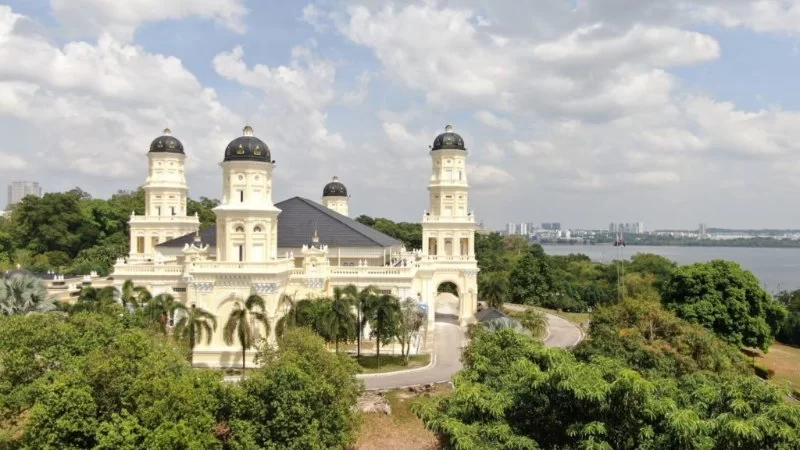 Why Mosques in Malaysia Make Perfect Tourist Spots - Accessibility, Architecture, and Community Feel