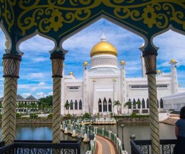What Western Travellers Should Know About Visiting Mosques in Malaysia: Respect, Curiosity, and Learning