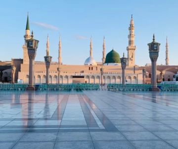 Mosque Visits and Local Shopping: Pairing Religious Tours with Souvenir Hunting