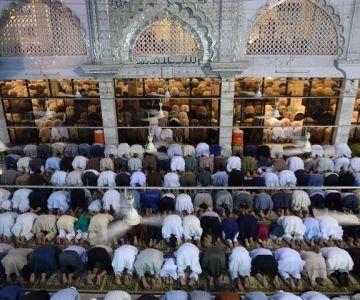 What to Know Before Visiting Mosques During Prayer Times in Malaysia — Etiquette & Tips