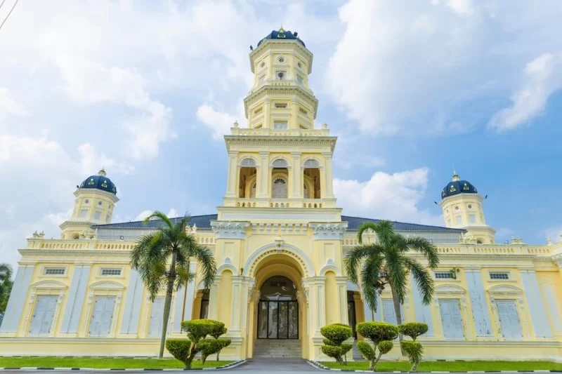 Why Travellers Flock to Sultan Abu Bakar State Mosque: A Victorian-Style Gem Overlooking the Straits of Johor