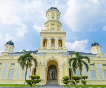 Why Travellers Flock to Sultan Abu Bakar State Mosque: A Victorian-Style Gem Overlooking the Straits of Johor