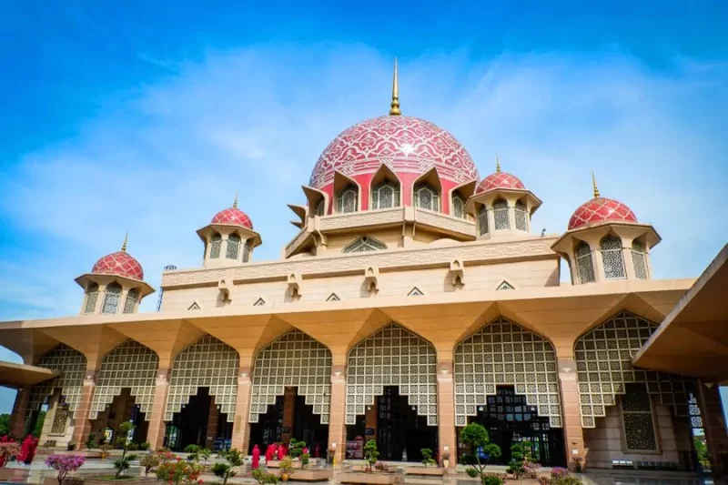 Mosque Visits on a Budget in Malaysia — Low-Cost Accommodation, Public Transport and Free Entry