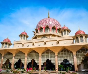 Mosque Visits on a Budget in Malaysia — Low-Cost Accommodation, Public Transport and Free Entry