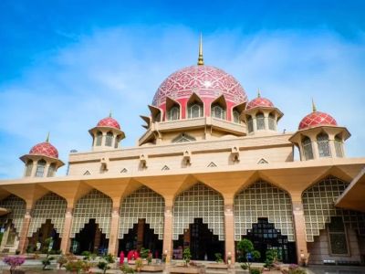 Mosque Visits on a Budget in Malaysia — Low-Cost Accommodation, Public Transport and Free Entry