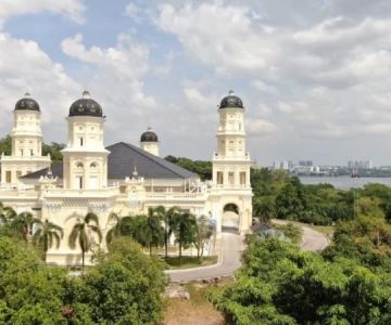 Discover Mosque-Friendly Volunteer Travel and Explore Malaysia's Beautiful Mosques