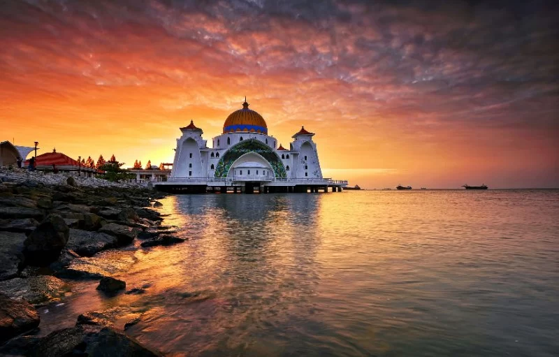 Combining Mosque Visits with Beach, Nature, and Island Trips in Malaysia