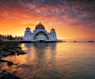 Combining Mosque Visits with Beach, Nature, and Island Trips in Malaysia