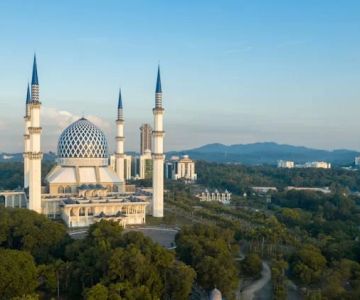 Mosques & Local Festivals in Malaysia: Where Culture, Faith, and Tourism Meet